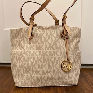 MICHAEL KORS JET SET TOTE IN VANILLA